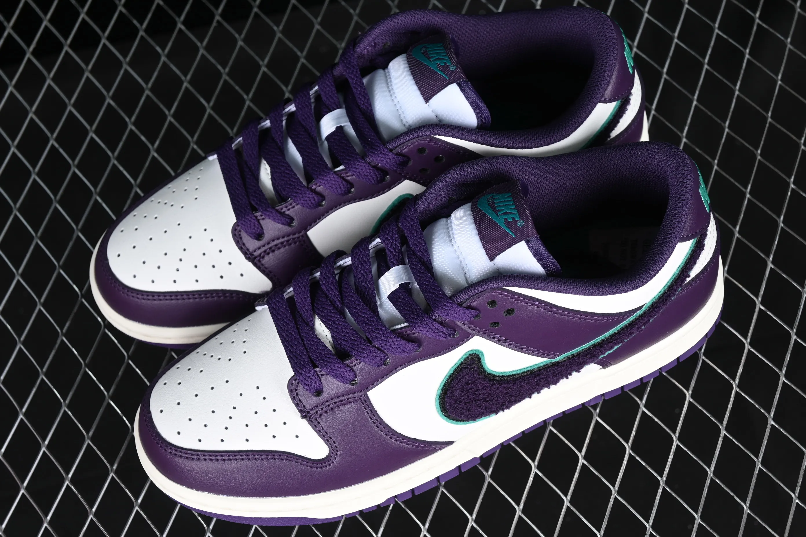 All Categories Nk SB Dunk Series Nk SB Dunk Low Low-top sneakers Nk SB Dunk Low "Chenille Swoosh" Chenille SB low-top sports and leisure sneakers DQ7683-100